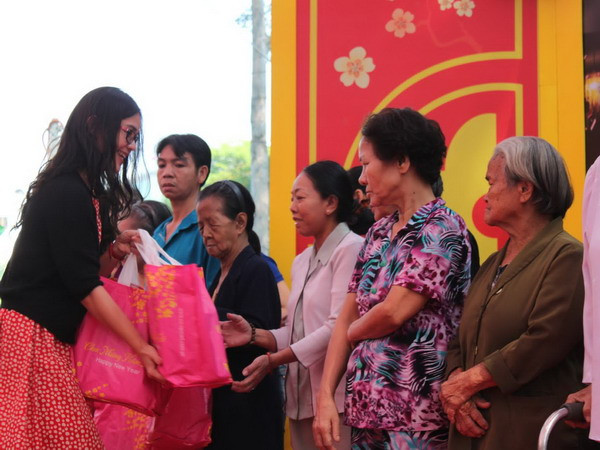 Bà Võ Thị Hồng Phương, đại diện Unilever Việt Nam tặng quà Tết cho gia đình khó khăn. (Ảnh: Huy Hiệp/Vietnam+) Unilever trao 10.000 phần quà Tết cho gia đình khó khăn ảnh 1