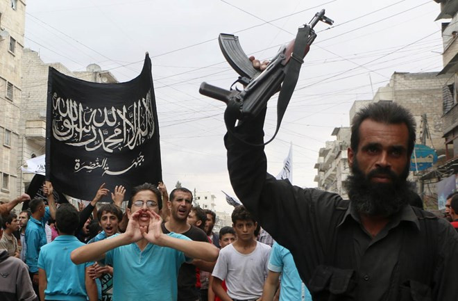 Một tay súng thuộc Mặt trận Al Nusra ở Syria. (Nguồn: AFP) Al-Qaeda chiếm căn cứ quân sự trọng yếu ở Tây Bắc Syria ảnh 1