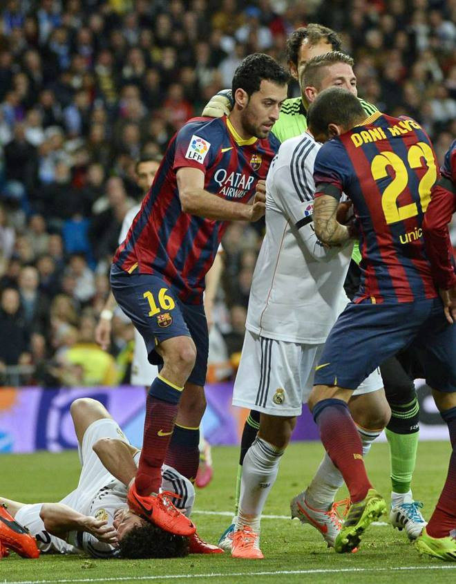 Cận cảnh tình huống Busquets chơi xấu trung vệ Pepe ảnh 2