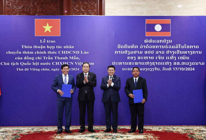 Chủ tịch Quốc hội Trần Thanh Mẫn và Chủ tịch Quốc hội Lào Phomvihane chứng kiến Lễ trao Thỏa thuận hợp tác giữa thiết lập quan hệ hợp tác hữu nghị giữa thành phố Hội An, tỉnh Quảng Nam và thành phố Luang Prabang, tỉnh Luang Prabang. (Ảnh: Thống Nhất/TTXVN) ttxvn_chu_tich_quoc_hoi_tran_thanh_man_hoi_dam_voi_chu_tich_quoc_hoi_lao_saysomphone_phomvihane_17-8.jpg