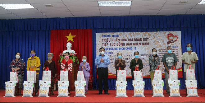 An Giang: Tặng 30.000 túi quà an sinh cho người khó khăn do dịch ảnh 1