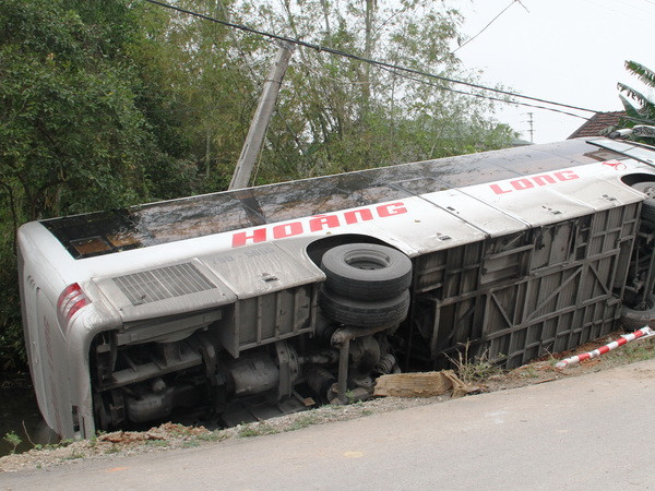 Lật xe khách chở 40 người tại Nghệ An, nhiều người bị thương ảnh 1