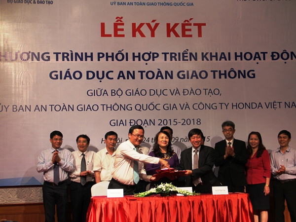 Honda Việt Nam tặng 16.000 mũ bảo hiểm đạt chuẩn cho học sinh ảnh 1