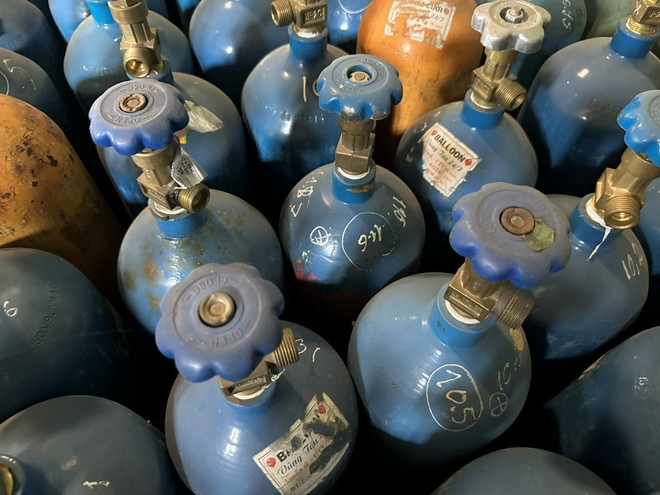 Phát hiện điểm sang chiết khí N2O, thu giữ hơn 100 bình khí cười ảnh 1