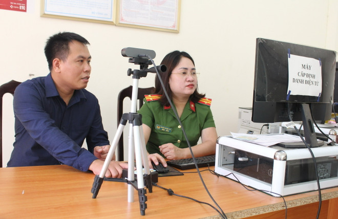 Kích hoạt định danh điện tử tại Hà Nội: Đi từng ngõ, gõ cửa từng nhà ảnh 2