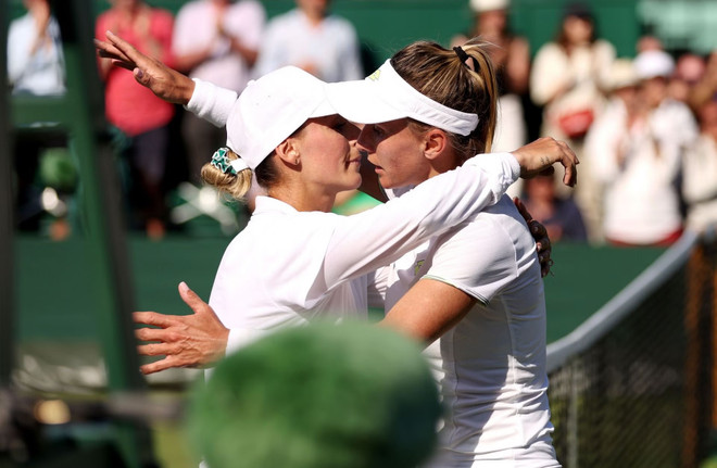 Lesia Tsurenko và An Bogda sau trận đấu lịch sử. (Nguồn: AP) Wimbledon chứng kiến loạt tie-break dài nhất lịch sử quần vợt nữ ảnh 1