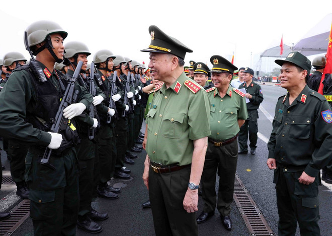 Đại tướng Tô Lâm, Bộ trưởng Bộ Công an thăm hỏi, động viên cán bộ, chiến sỹ Cảnh sát Cơ động tham gia diễu binh tại buổi tổng duyệt. (Ảnh: Phạm Kiên/TTXVN) TTXVN_0704CanhsatCodong3.jpg