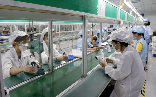 Sử dụng năng lượng tiết kiệm và hiệu quả trong hoạt động sản xuất. (Ảnh: Đồng Thúy/TTXVN) ttxvn_hoat_dong_san_xuat_2609.jpg