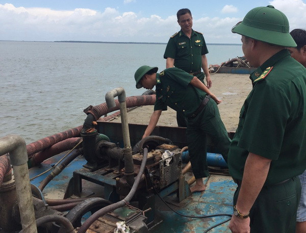 Bắt giữ nhiều phương tiện khai thác trái phép trên vùng biển T​P.HCM ảnh 3