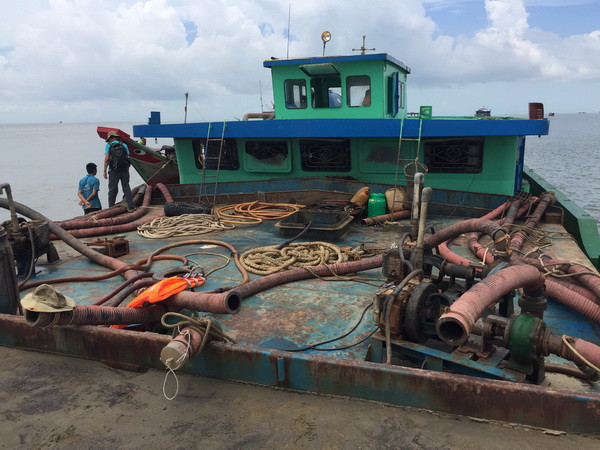 Bắt giữ nhiều phương tiện khai thác trái phép trên vùng biển T​P.HCM ảnh 2