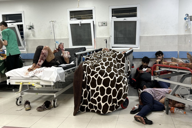 Bệnh nhân được điều trị tại bệnh viện Al-Shifa ở Gaza ngày 10/11/2023. (Ảnh: AFP/TTXVN) ttxvn_xung_dot_hamas-israel_who_keu_goi_so_tan_toan_bo_benh_vien_al-shifa_o_dai_gaza_2211.jpg
