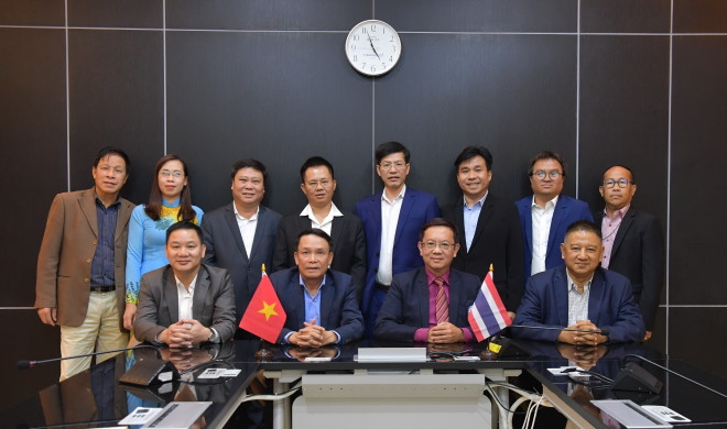 Các đại biểu Hội nhà báo Việt Nam và Hội nhà báo Thái Lan chụp ảnh lưu niệm. (Ảnh: Đỗ Sinh/TTXVN) ttxvn_hoi_nha_bao_viet_nam_va_hoi_nha_bao_thai_lan_3.jpg