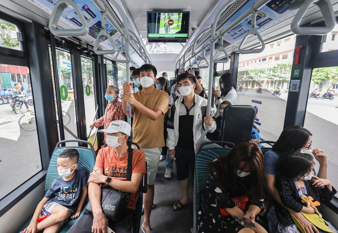 vnp_hanh khach di xe buyt 17112023.jpg