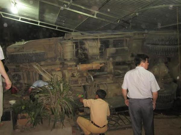 Hiện trường vụ tai nạn. (Ảnh: Vũ Quang Đán/Vietnam+) “Xe điên” đâm thẳng vào nhà dân làm một người tử vong ảnh 1