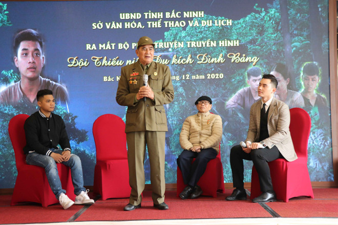 Đoàn làm phim giao lưu với nhân chứng lịch sử. (Ảnh: Thanh Thương/TTXVN) Bắc Ninh: Ra mắt bộ phim "Đội thiếu niên du kích Đình Bảng" ảnh 1