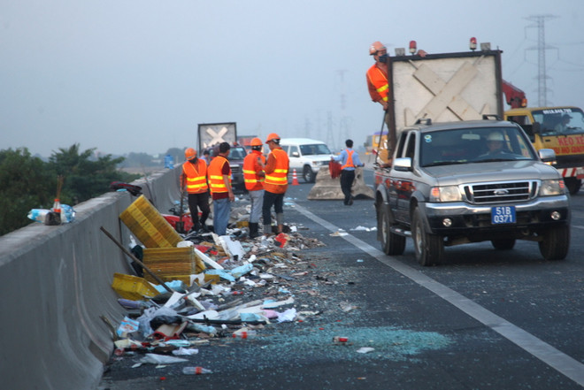 Long An: Tai nạn trên đường cao tốc làm 11 người thương vong ảnh 1