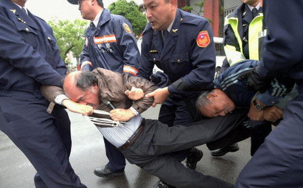 Đài Loan bắt 13 người biểu tình phản đối Trung Quốc mở đường bay ảnh 1