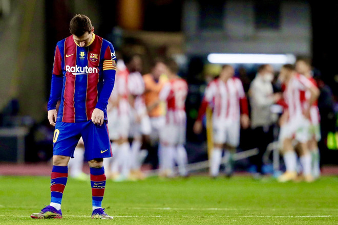 Messi cúi mặt rời sân với tấm thẻ đỏ ở phút 120. (Nguồn: Messi bị đuổi, Barca bất lực nhìn Bilbao giành Siêu cúp Tây Ban Nha ảnh 1