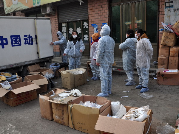 Tiêu hủy gia cầm bị nhiễm bệnh tại Shinan ngày 22/12. (Nguồn: AFP/TTXVN) Bắc Kinh xác nhận ca nhiễm virus H7N9 đầu tiên năm 2014 ảnh 1