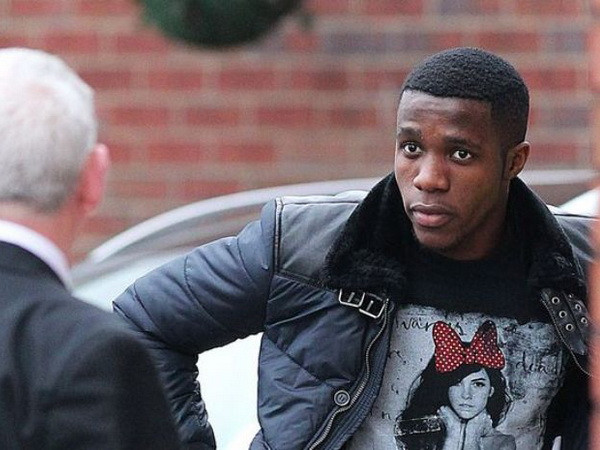 Wilfried Zaha trên đường rời Manchester United. (Nguồn: Daily Mail) Tin vắn 24/1: Chelsea đón tân binh, chủ tịch Barca từ chức ảnh 4