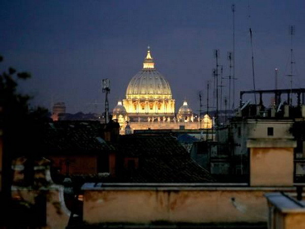 Quảng trường Thánh Peter, Vatican. (Nguồn: Reuters) Rome thắt chặt an ninh sau cú điện báo có thiết bị kích nổ ảnh 1