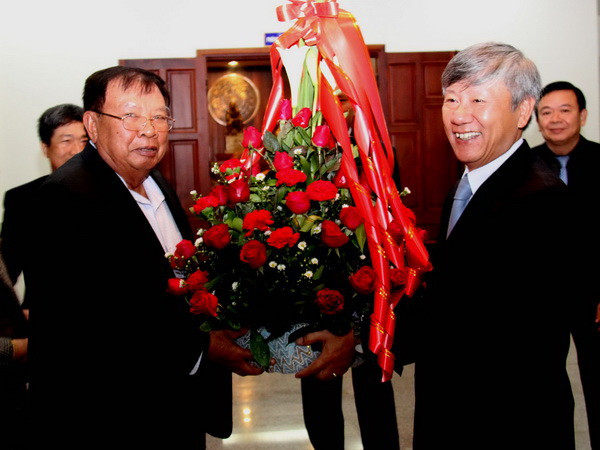 Phó Chủ tịch nước Bounnhang Volachith tặng hoa chúc mừng Xuân Giáp Ngọ. (Ảnh: Hoàng Chương/TTXVN) Đại sứ quán Việt Nam tại Lào mừng Xuân Giáp Ngọ 2014 ảnh 1