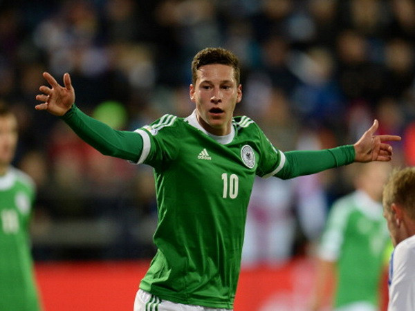 Chelsea muốn "cướp" Julian Draxler trước mũi Arsenal. (Nguồn: AP) Chuyển nhượng 24/1: M.U "bỏ quên" hợp đồng khủng hơn Mata ảnh 3