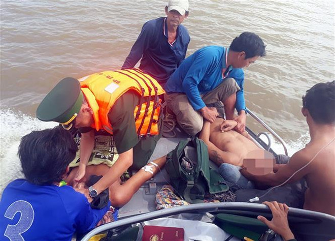 Sơ cứu nạn nhân bị ngạt khí. (Ảnh: TTXVN phát) Kiên Giang: Bốn ngư dân tử vong do ngạt khí trong hầm cá ảnh 1