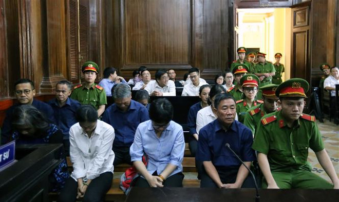 Các bị cáo tại phiên tòa ngày 15/11. (Ảnh: Thành Chung/TTXVN) Vụ Ngân hàng Đại Tín giai đoạn 2: Đề nghị 20 năm tù với Hứa Thị Phấn ảnh 1