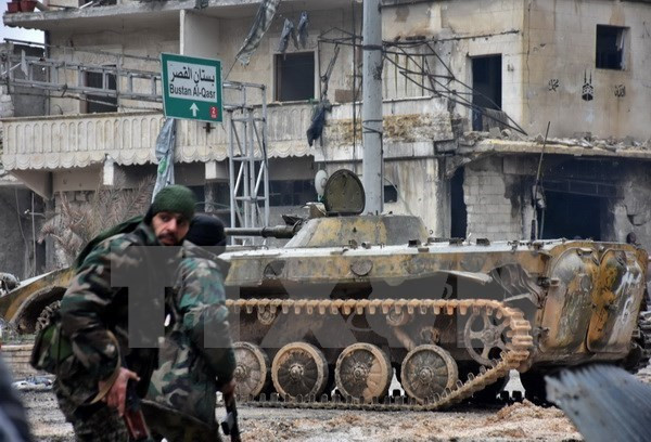 Binh sỹ Syria tuần tra trên đường phố ở Aleppo. ( Nguồn: EPA/TTXVN) Quân đội Syria tuyên bố giải phóng hoàn toàn thành phố Aleppo ảnh 1