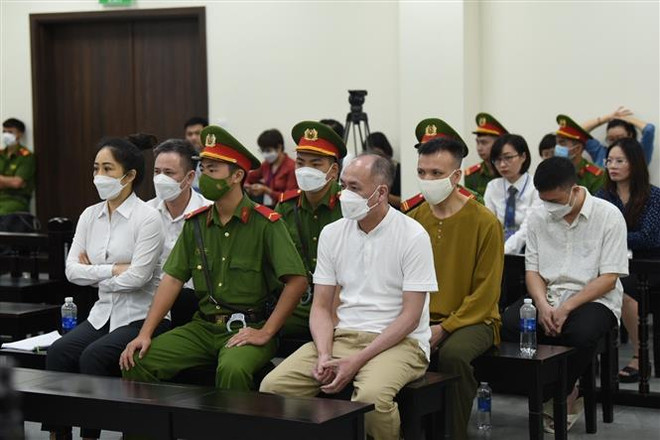 Xét xử sơ thẩm vụ lừa "chạy án" cho nguyên Giám đốc Bệnh viện Thủ Đức ảnh 1