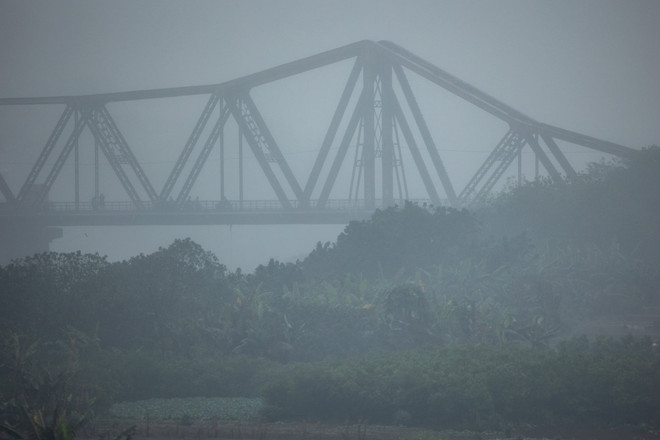 Hà Nội mưa dông rải rác về đêm, vùng núi đề phòng lũ quét, sạt lở đất ảnh 1