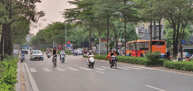 Hà Nội nhiều mây, sáng có mưa nhỏ, mưa phùn, trưa chiều giảm mây trời nắng. (Ảnh: Huy Khánh/Vietnam+) Đông Bắc có mưa phùn, Tây Bắc và Trung Bộ nắng nóng gay gắt ảnh 1