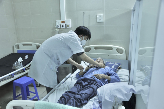 Đa số bệnh nhân nhập viện phải thở oxy. (Ảnh: TTXVN phát) Số ca mắc COVID-19 gia tăng, biến thể Omicron vẫn chiếm ưu thế ảnh 2