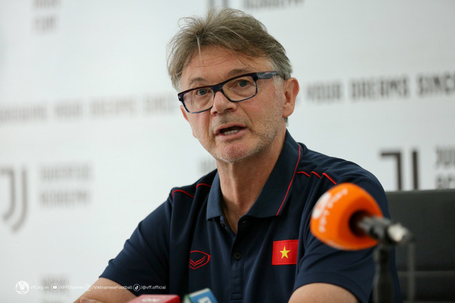 HLV Philippe Troussier trả lời phỏng vấn. (Nguồn: VFF) HLV Troussier: Mục tiêu của U22 Việt Nam là bảo vệ chức vô địch ảnh 1
