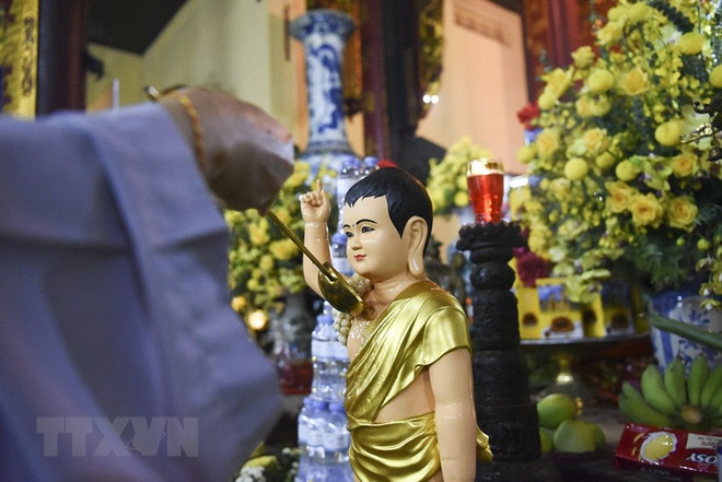 Nghi lễ tắm Phật truyền thống. (Ảnh: TTXVN) Từ chủ trương, chính sách đến thực tiễn đời sống tín ngưỡng, tôn giáo ảnh 2