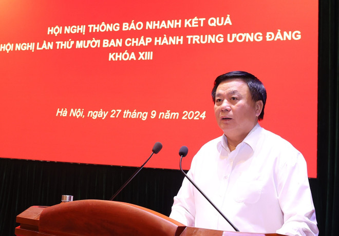 Ủy viên Bộ Chính trị, Bí thư Đảng ủy, Giám đốc Học viện Chính trị Quốc gia Hồ Chí Minh, Chủ tịch Hội đồng Lý luận Trung ương Nguyễn Xuân Thắng thông báo nhanh Kết quả Hội nghị lần thứ mười Ban Chấp hành Trung ương Đảng khoá XIII. (Ảnh: Văn Điệp/TTXVN) TTXVN_2709 Hoc vien Chinh tri Quoc gia 2.jpg