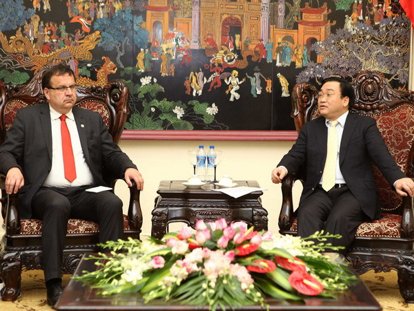 Phó Thủ tướng Hoàng Trung Hải tiếp Bộ trưởng Bộ Công Thương Cộng hòa Séc Jan Mladek. (Ảnh: Doãn Tấn/TTXVN) Phó Thủ tướng tiếp Bộ trưởng Bộ Công thương CH Séc ảnh 1