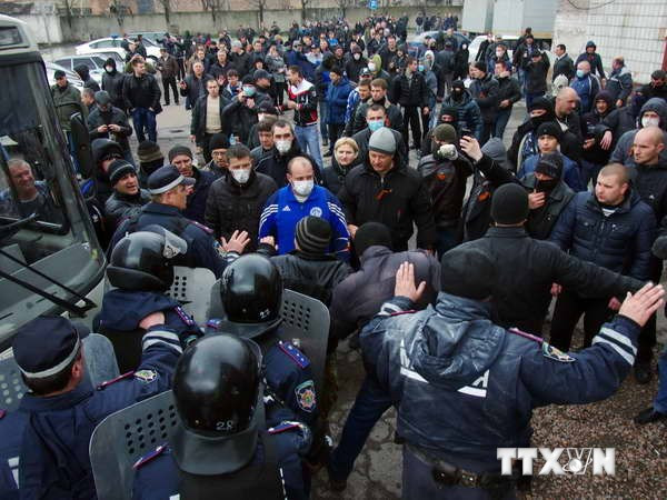 Cảnh sát Ukraine ngăn người biểu tình chiếm giữ trụ sở cơ quan cảnh sát ở thành phố Horlivka (Gorlovka) ngày 14/4. Ảnh minh họa. (Nguồn: AFP/TTXVN) Trung Quốc ngả sang quan điểm của Nga về vấn đề Ukraine ảnh 1