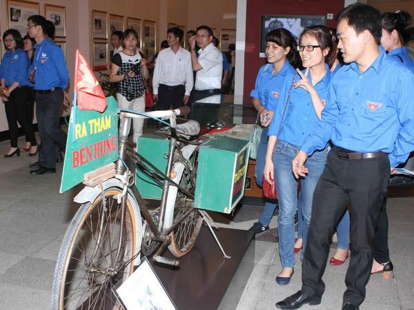 Khách tham quan triển lãm. (Ảnh: Phương Hoa/TTXVN) Khai mạc triển lãm “Những tấm gương bình dị mà cao quý” ảnh 1
