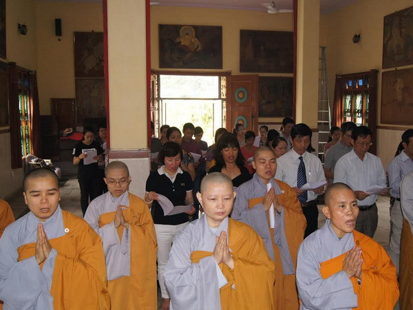 Cộng đồng người Việt tại Ấn Độ cùng tăng ni sinh cử hành lễ Phật Đản. (Ảnh: Minh Lý/Vietnam+) Cộng đồng người Việt Nam tại Ấn Độ mừng lễ Phật Đản ảnh 1