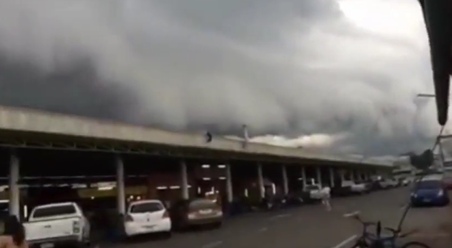 Đám mây sóng thần bất ngờ xuất hiện khiến người dân Thái hoảng sợ ảnh 1