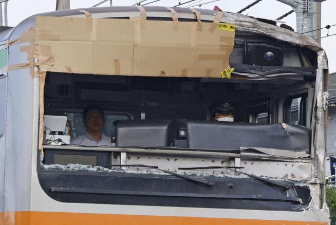 Nhật Bản: Tàu điện lao vào cột điện khiến 1.500 hành khách mắc kẹt ảnh 1