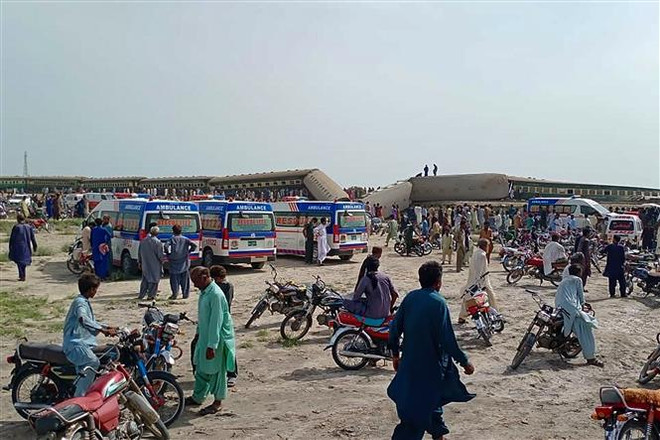 Vụ tàu tốc hành trật bánh ở Pakistan: Số thương vong tiếp tục tăng cao ảnh 1