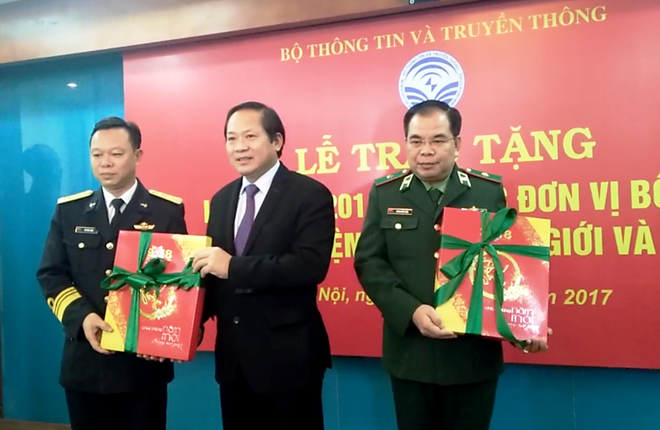 Bộ trưởng Trương Minh Tuấn trao tặng lịch bloc cho Bộ tư lệnh Hải quân và Bộ tư lệnh Bộ đội Biên phòng. (Ảnh: Hùng Võ/Vietnam+) Tặng 3.000 cuốn lịch bloc 2018 cho các chiến sĩ vùng biên giới hải đảo ảnh 1
