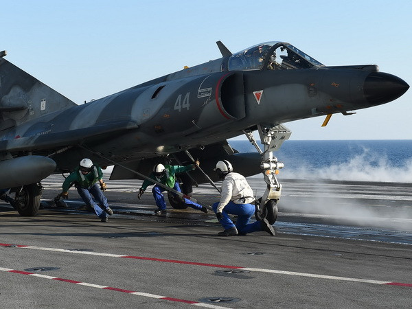 Quốc hội Pháp nhất trí kéo dài chiến dịch không kích chống IS ở Syria ảnh 1