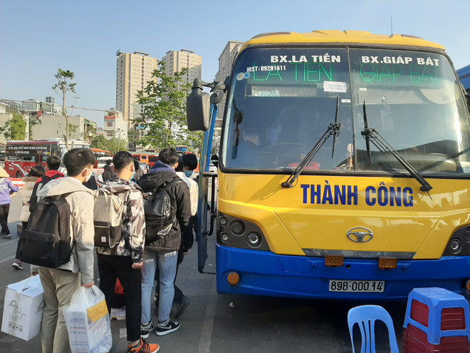 Người dân ùn ùn đổ về bến xe dịp nghỉ Tết Dương lịch 2021 ảnh 5