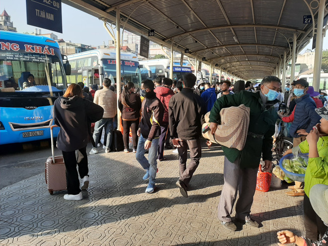 Người dân ùn ùn đổ về bến xe dịp nghỉ Tết Dương lịch 2021 ảnh 8