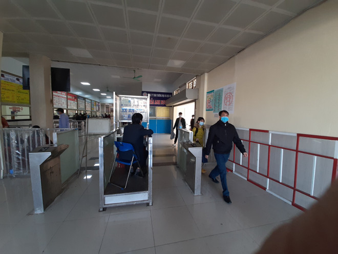 Người dân ùn ùn đổ về bến xe dịp nghỉ Tết Dương lịch 2021 ảnh 7