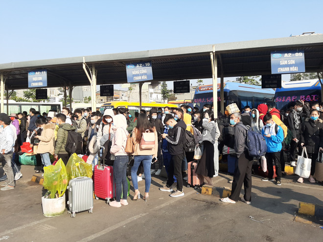 Người dân ùn ùn đổ về bến xe dịp nghỉ Tết Dương lịch 2021 ảnh 3